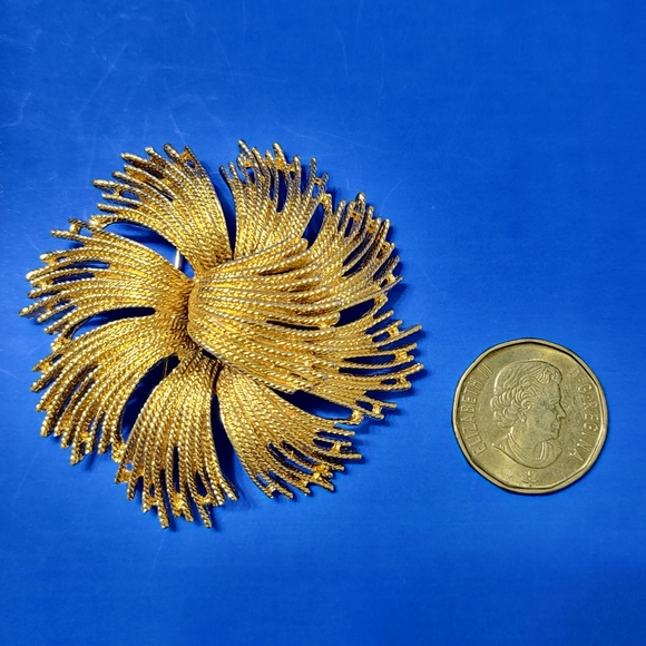 Vtg Monet Cordelia Flower Sunburst Brooch, signed - Picture 5 of 5